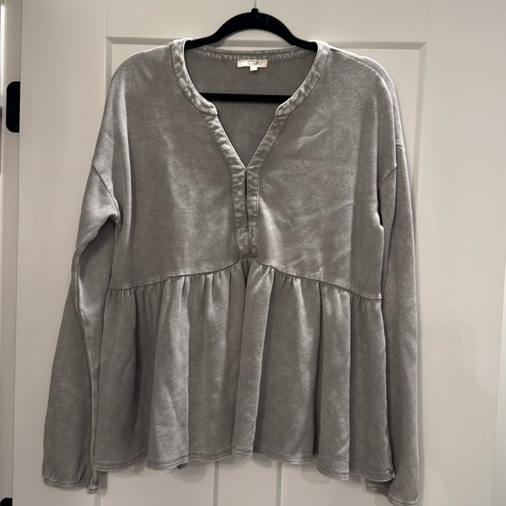 This Easel top is like new. Grey long sleeve be baby doll top. Size L.